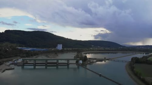 Presa fluvial. Presa hidroeléctrica de río completo con una superficie de agua tranquila y tranquila