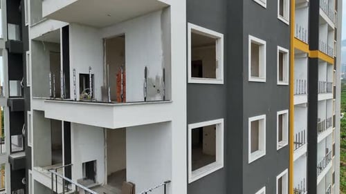 Vista aérea: construcción de varios pisos de Mediterranean Modern Marvels