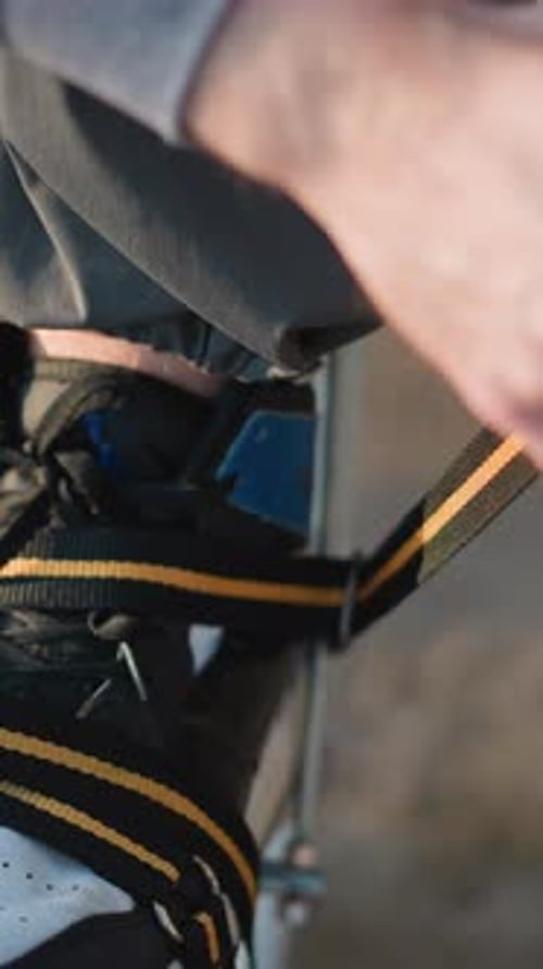 Gros plan du pied sur échasses avec sangles ajustables à la main à l'extérieur