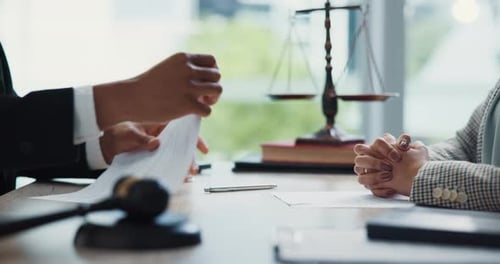 Personas, abogado y papel rasgado en la oficina, leyendo y revisando sin éxito en la negociación en la empresa