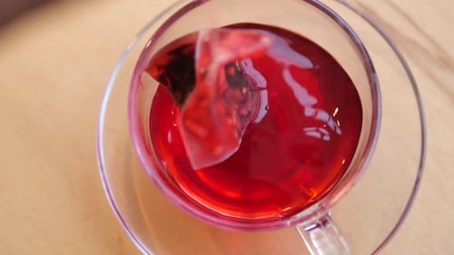 Kräutertee mit lebendigen Farben und reichem Aroma brauen