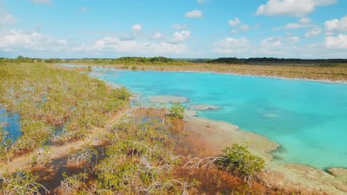 Vue aérienne de la lagune de Bacalar près du Canal de los Piratas aux eaux turquoises
