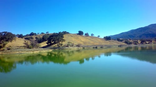 Gorgeous mountainside lake beckons adventurous souls on a sunny Oregon day