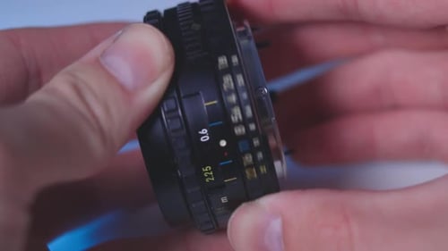 Configurando o anel de abertura de uma lente de câmera - de perto