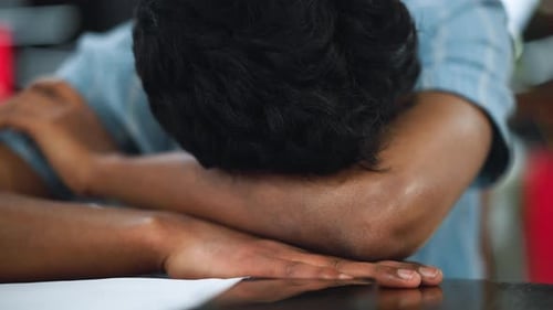 La coupe de cheveux de Black Bob se penche hors du cadre dans un plan de révélation cinématographique