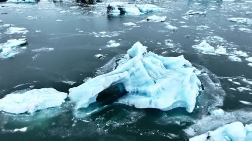 Eisberg im Meer Riesige Brocken blauen Gletschereis schwimmen auf den Wellen Arktische Natur in Island