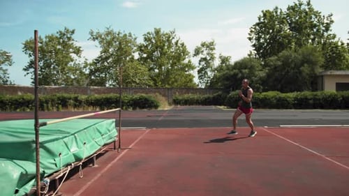 Hochsprungtraining an einem sonnigen Tag