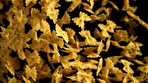 Pasta Farfalle seca voladora en cámara lenta filmada con una cámara de alta velocidad a 1000 fps