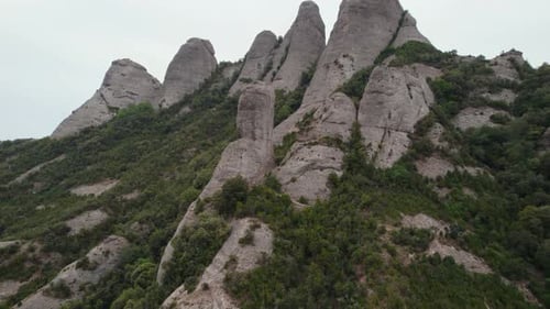 Acantilados montañosos en Montserrat, España