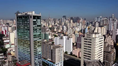 Zumbido del edificio Brasil y del tráfico en el Viaduto Júlio de Mesquita Filho bajo el sol