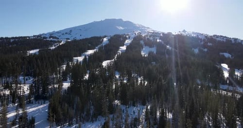 Vue aérienne montante du mont Bachelor