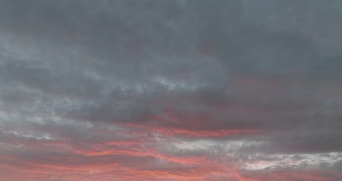 una puesta de sol sobre un valle