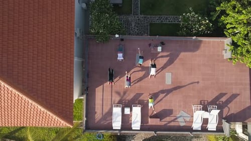 Fitness auf dem Dach eines tropischen Resorts