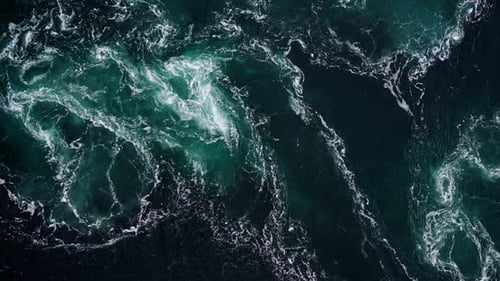 Vidéo par Drone avec vue aérienne des courants d'eau abstraits et puissants, des rapides et des tourbillons de