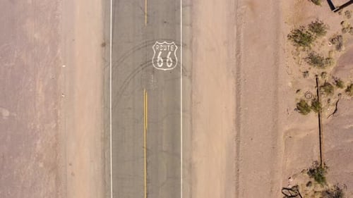 Ansicht der Route 66 von oben nach unten, wenn das Auto die Autobahnmarkierung passiert. Drohne.
