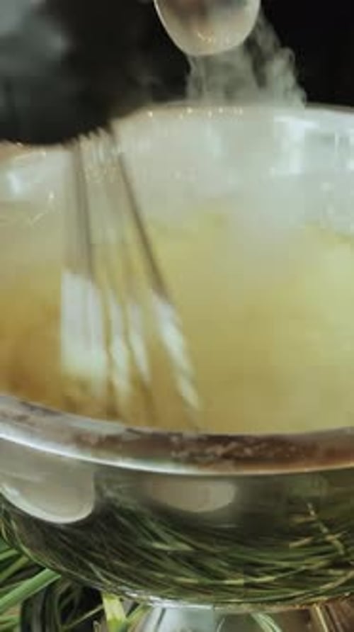 Vertikales Video Gönnen Sie sich einen dampfenden kulinarischen Genuss, der wunderschön in einer eleganten Portion präsentiert wird