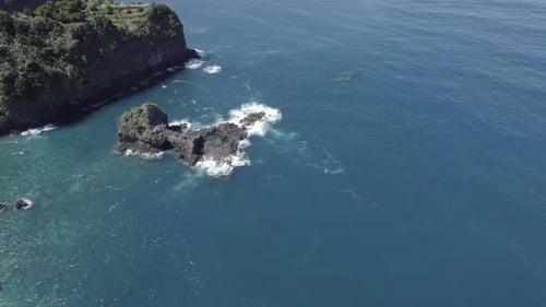 Blue ocean surf in cliff