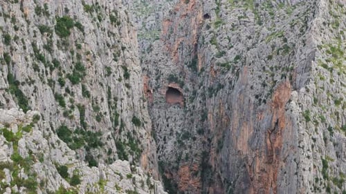 Drone aérien à Majorque, une grotte située en haut des montagnes, à flanc de falaise.