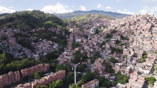Maisons densément peuplées de Communa 13 et Metrocable à Medellin, en Colombie, vues aériennes