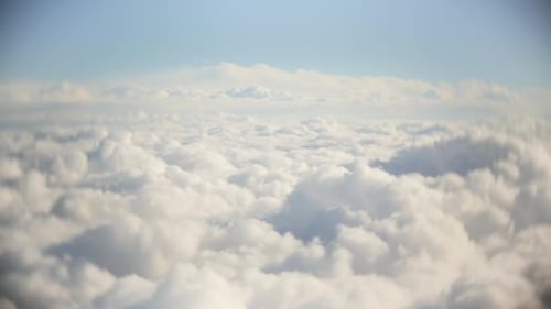 Flug über Wolken, ein Blick aus einem Flugzeugfenster - wunderschöner blauer Himmel (Luftbild)