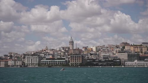 Schiffe, Fähren, Boote, historische Gebäude am Bosporus, Istanbul, Türkei