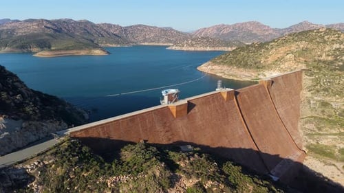 Luftaufnahme des Damms mit Stausee, Vereinigte Staaten.