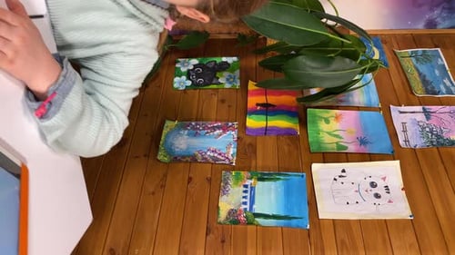 El viaje artístico de una niña en la educación en el hogar en línea