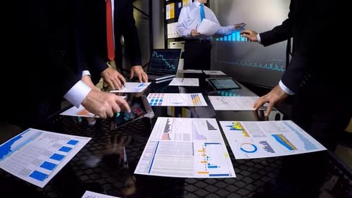 Neues Startup-Projekt: Treffen des Geschäftsteams stellen professionelle Investoren vor, die als Finanzmanager tätig sind