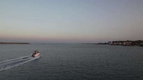 Schnellboot bewegt sich bei Sonnenuntergang im Meer