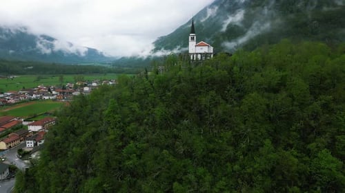 Vue imprenable sur la nature de Kobarid sur la ville et le charnier au sommet d'une colline