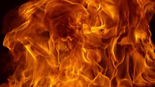 Feuerflammen auf schwarzem Hintergrund in Zeitlupe