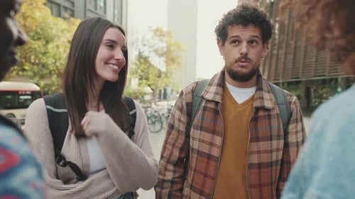 Junger Mann erzählt es seinen Freunden emotional