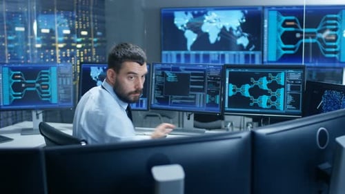 El operador de la sala de monitoreo observa la estabilidad del sistema y pasa rápidamente de una pantalla a otra. Scr