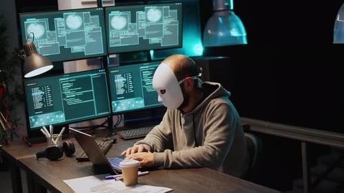Ciberimpostor con máscara hackeando servidores de bases de datos