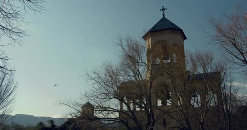 Geheimnisvolle Kirche im Wald