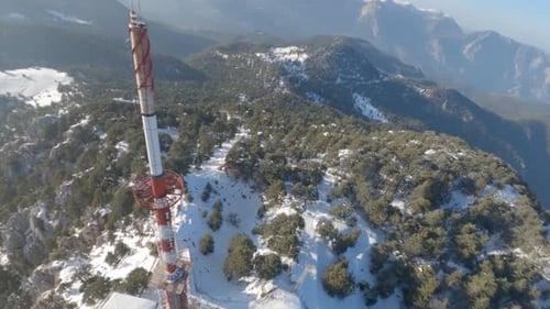Drone tourne autour de l'immense tour de diffusion au sommet de la montagne