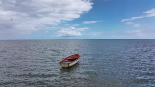 Um barco vazio no fundo do horizonte no oceano