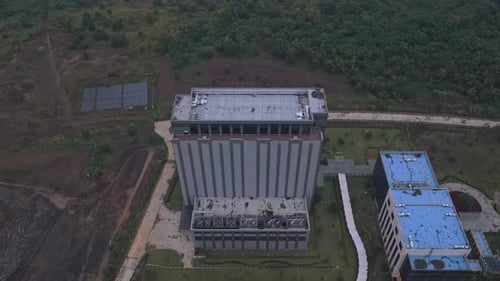 Perspectiva aérea das torres de resfriamento que atendem aos principais complexos de data centers na Indonésia