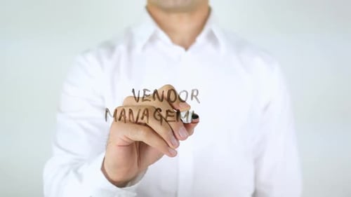 Mann im Lieferantenmanagement schreibt auf Glas