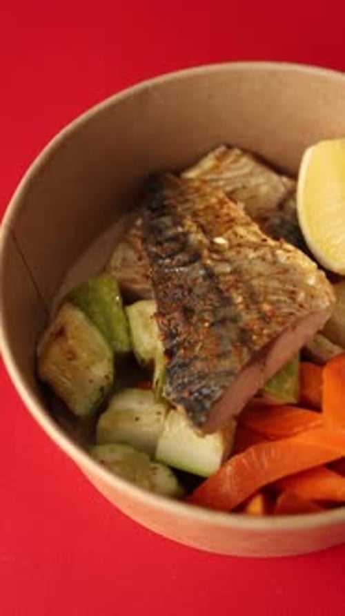 Un délicieux plat de poisson à la livraison. Gros plan