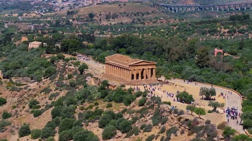 Vista aérea a vista de pájaro sobre el templo de la Concordia - Agrigento, Sicilia, Italia