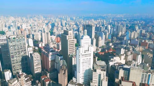 Vista aérea del bullicioso paisaje urbano de São Paulo con rascacielos modernos y arquitectura urbana