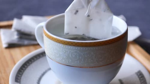 Tasse Tee mit Teebeutel auf Holztisch, Nahaufnahme