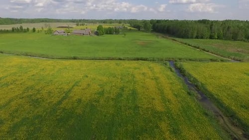 Ländliche Panoramalandschaft im Sommer von oben und vom Boden mit Heurollen und Straßen