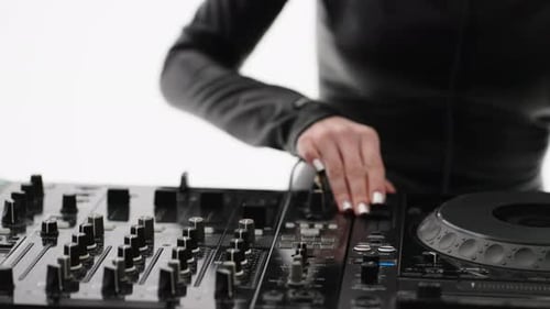 Vista de cerca: Mujer DJ, manos a la obra, controlador de DJ, sexy, tocando música tecno, fiesta discoteca