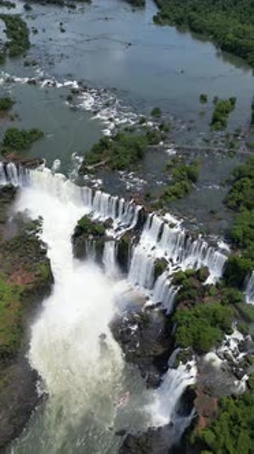 Vue aérienne des chutes d'Iguazu, site touristique de Foz do Iguacu, au Brésil et de Misiones, en Argentine.