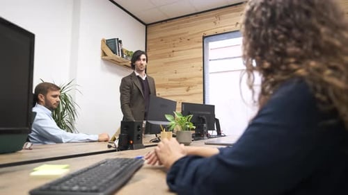 Gruppe von Mitarbeitern diskutiert Projekt im Büro