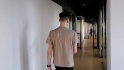 Um jovem desenvolvedor reúne colegas para uma reunião e entrega novas tarefas para o projeto para seus