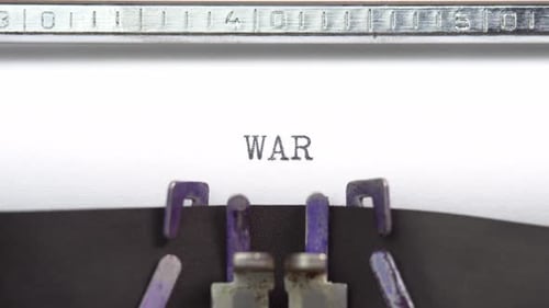 Primer plano de palabras de guerra mecanografiado y centrado en una hoja de papel sobre un viejo mecánico de máquinas de escribir vintage