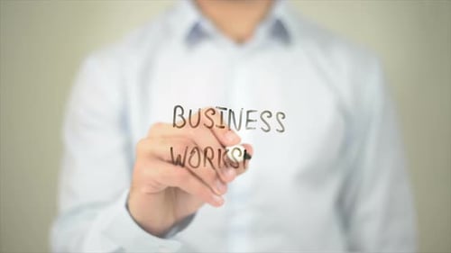 Business Workshop Man schreibt auf transparentem Bildschirm